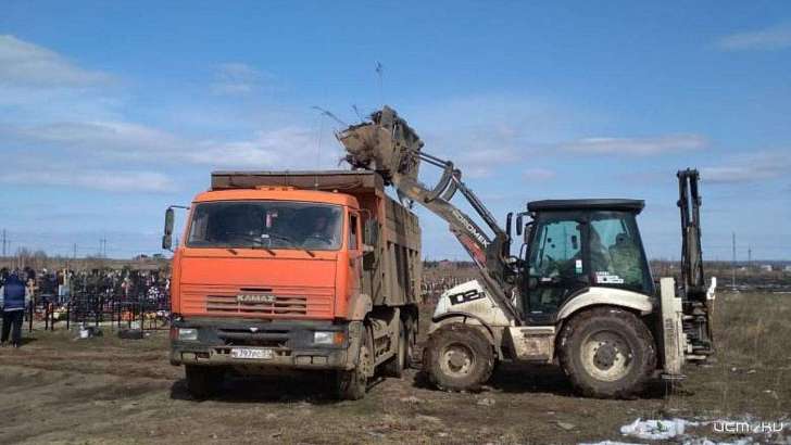 С орловских кладбищ вывезли 650 кубометров мусора 