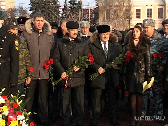 Новости за 90 секунд: в Орле почтили память Героев Отечества, на автотрассах появятся полевые кухни и 32 лота для елочных базаров