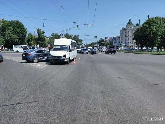 В Орле иномарка влетела в маршрутку
