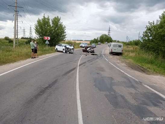 На орловской трассе лоб в лоб столкнулись два автомобиля