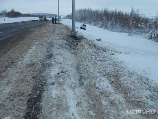 На Орловщине кроссовер «Мицубиси» врезался в бетонный столб