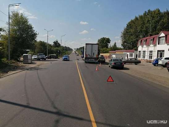 В Орле на Карачевском шоссе столкнулись большегруз «Ивеко» и кроссовер «Пежо»