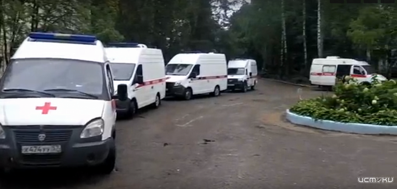 Возле больницы Боткина бригадам «скорой» приходится стоять в очередях