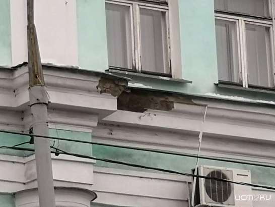 В Орле рассыпается здание торговых рядов