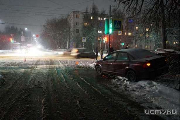 В ДТП в Орле машина врезалась в светофор и снесла ограждение