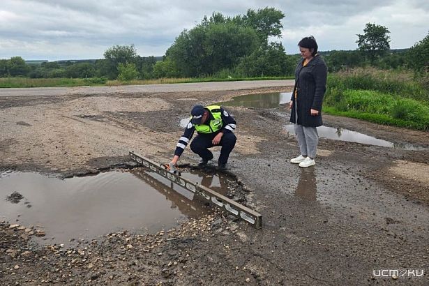 В орловском поселке требуют закрыть дорогу, по которой ездит школьный автобус
