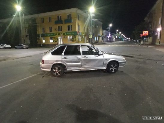 Во Мценске на перекрестке не разъехались два ВАЗа. Есть пострадавший