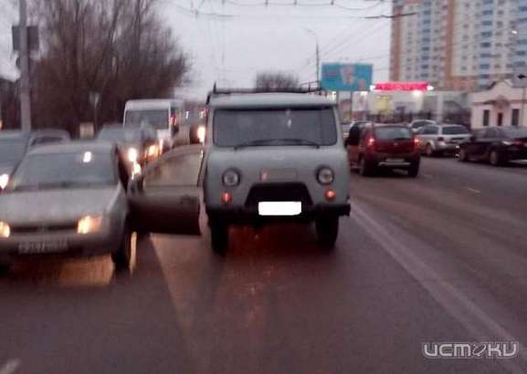 В Орле водитель «Лады», открыв на ходу дверь автомобиля, спровоцировал ДТП