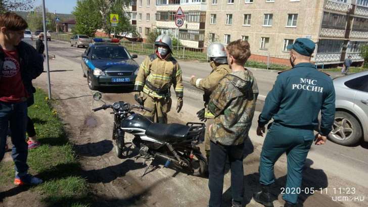 Во Мценске водитель «Субару» не рассчитал дистанцию и врезался в мопед