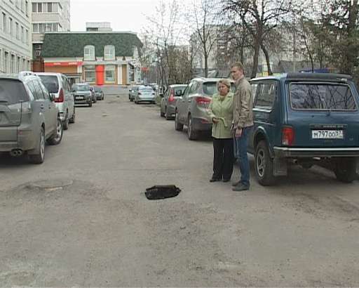 Яма на 3-ей Курской пугает местных жителей.....