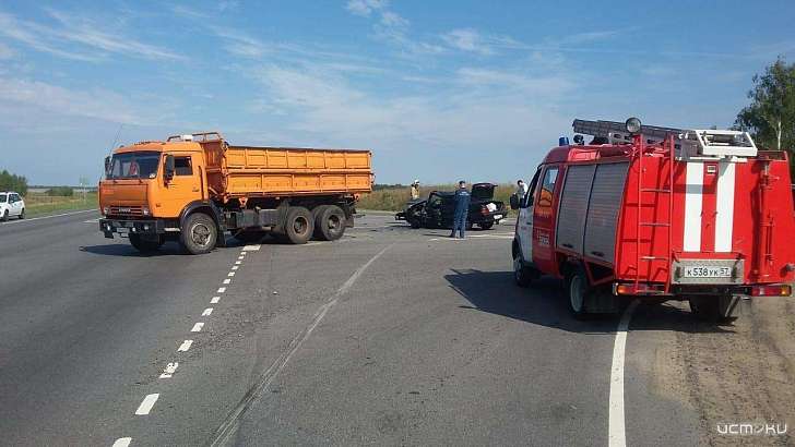 Под Орлом водитель КамАЗа не пропустил легковушку 
