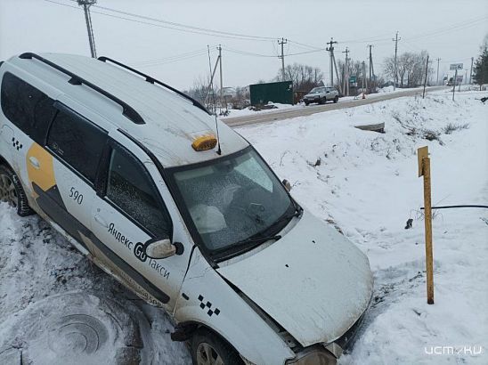 В Деревне Хардиково на перекрестке не разъехались два автомобиля. Пострадала пассажирка одного из авто
