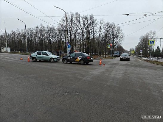 Проехал на «красный»: в Орле на Наугорском шоссе не разъехались «Лада» и «Рено»