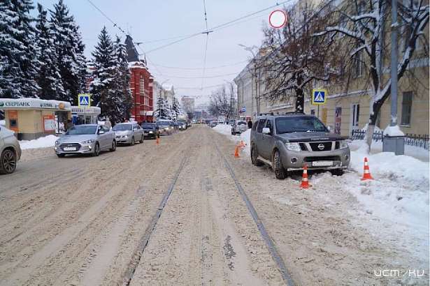 В центре Орла кроссовер на зебре сбил двух пешеходов