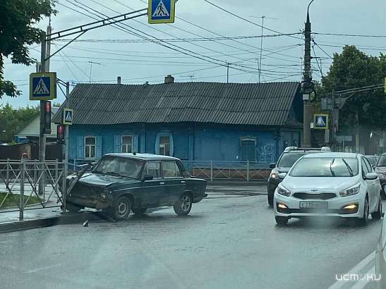 В Железнодорожном районе Орла «Жигули» едва не протаранили остановку общественного транспорта
