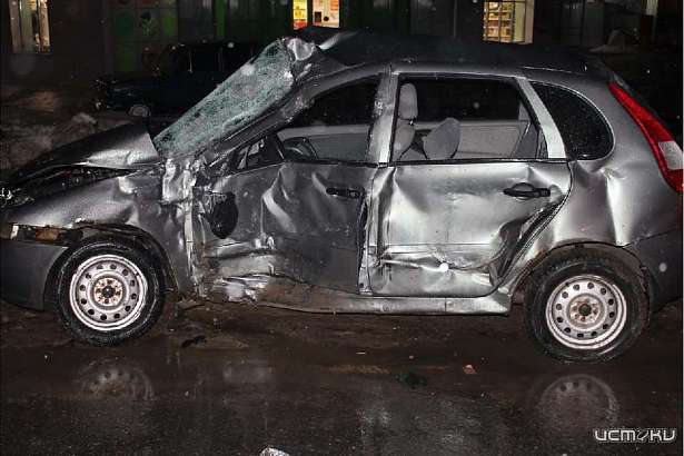 Проехал на красный: в Ливнах водитель легковушки столкнулся с грузовиком