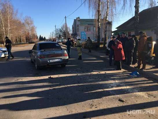 В Колпне ВАЗ сбил трех пешеходов и врезался в «Оку», стоявшую на обочине