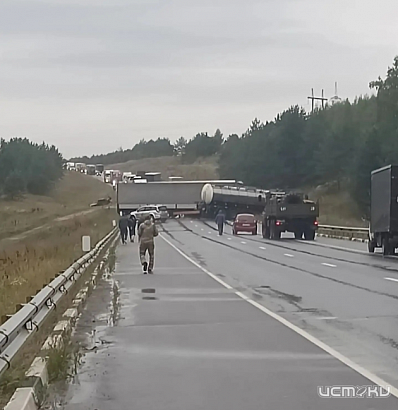 Накануне на трассе М-2 "Крым" случилось ДТП с участием трех большегрузов и легковушки