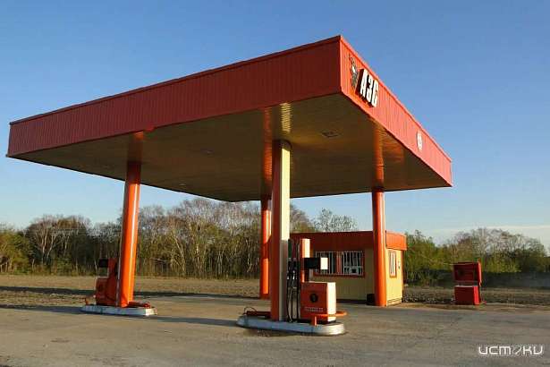 На заправке в Орле мужчина начал бить ногами водителя соседнего авто