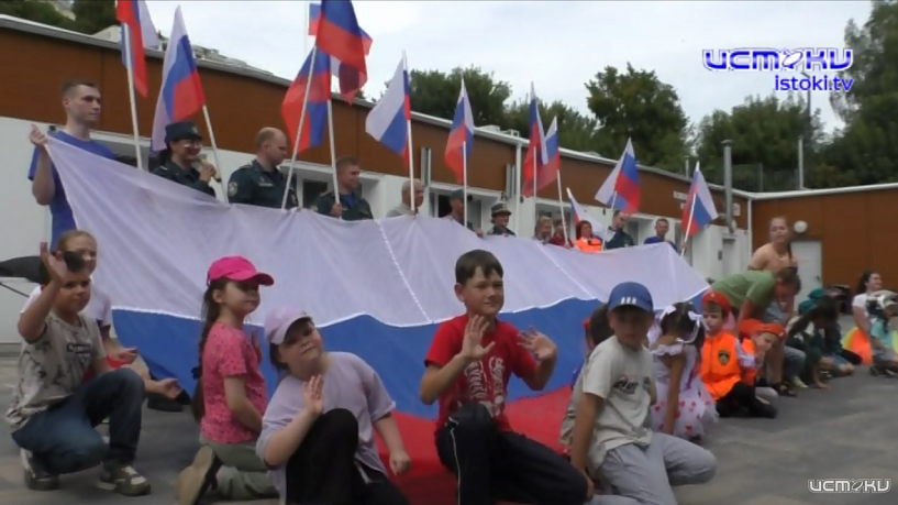 «Здоровая нация — сильная Россия». Сотрудники МЧС в преддверии Дня Государственного флага Российской Федерации в Детском парке Орла провели праздник