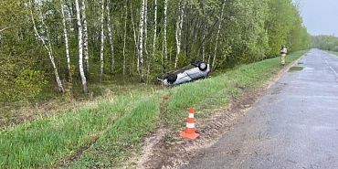 Во Мценском районе легковушка улетела с трассы и перевернулась Во Мценском районе легковушка улетела с трассы и перевернулась