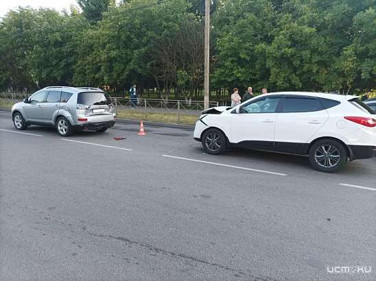 В Советском районе Орла не смогли разъехаться два внедорожника