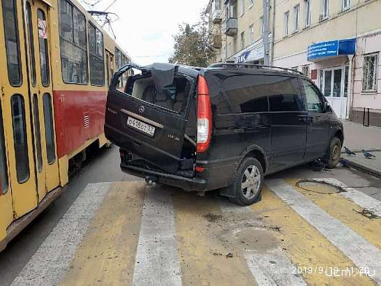 Трамвай — не объедет: возле «Радуги» в Орле вагоновожатый снес минивэн