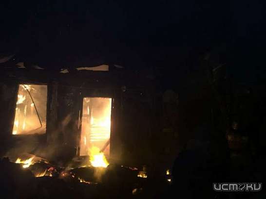 Во Мценском районе всю ночь полыхал жилой дом 