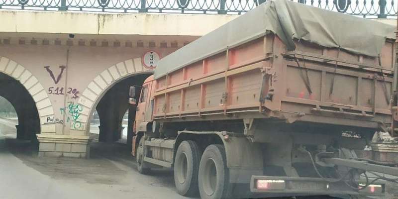 Бес попутал: в Орле КамАЗ едва не ринулся под «мост глупости»