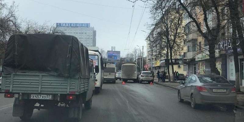 Фотофакт: в Орле маршрутка № 47 притерлась к внедорожнику