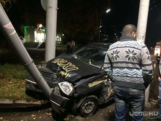 В Орле таксист сбил столб