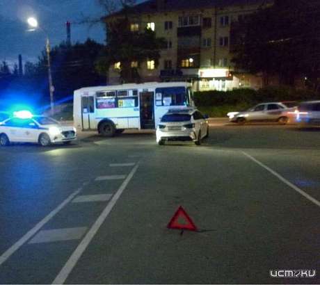 В Орле столкнулись легковушка и маршрутка. Пострадала одна из пассажирок ПАЗа В Орле столкнулись легковушка и маршрутка. Пострадала одна из пассажирок ПАЗа