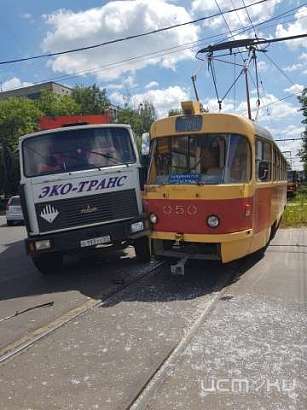 В Орле трамвай столкнулся с мусоровозом