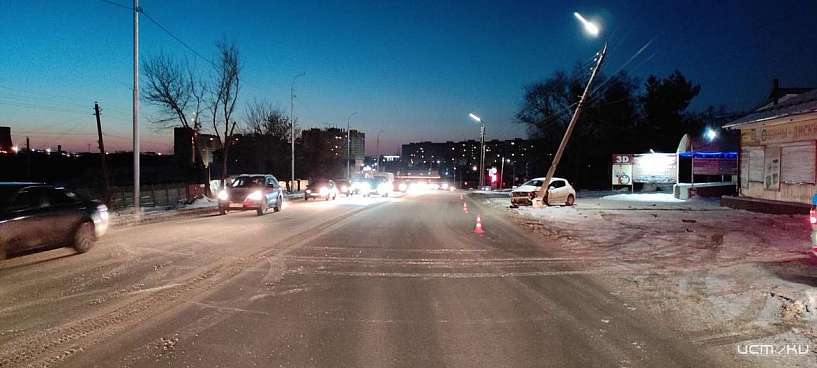 В Орле легковушка протаранила фонарный столб