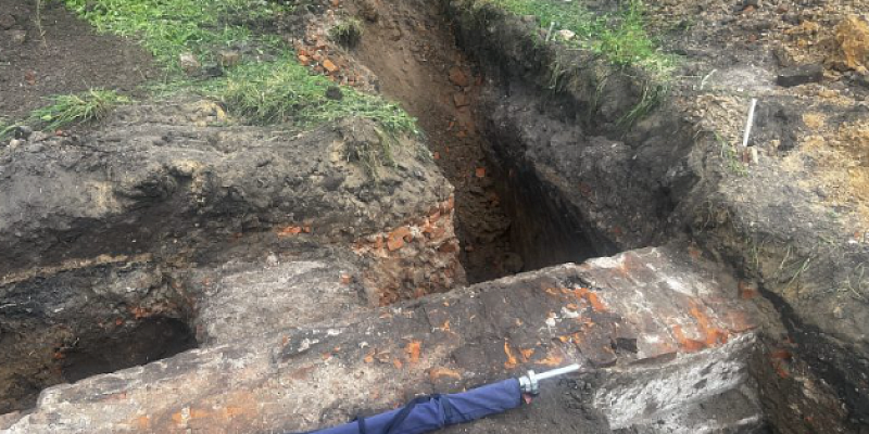 В орловском городском парке на углу улиц Максима Горького и Красноармейской, археологи из Ельца ведут работы
