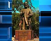 Орловчане возложили цветы к памятнику Лескова, тем самым почтили память скульптора Орехова