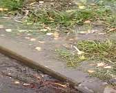 Видео: в Орле водой из люка затопило улицу Кузнецова