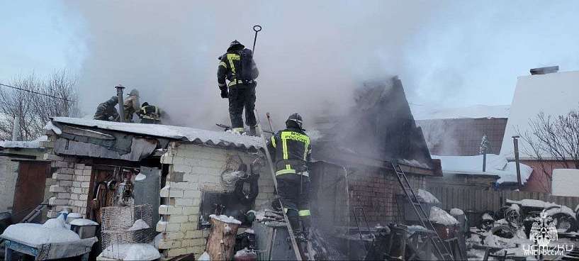 В Орле на улице 2-й Пушкарной вспыхнул гараж