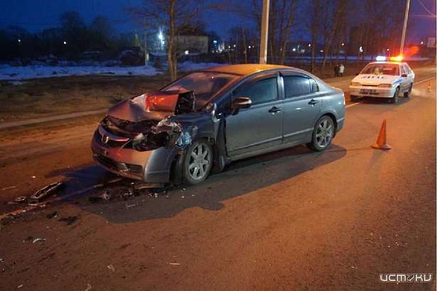 На Орловщине молодой водитель на иномарке въехал в попутный УАЗ