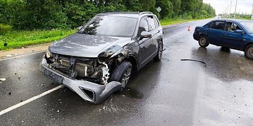 автомобильная авария Госавтоинспекция по Орловской области В Болховском районе грузовик при обгоне протаранил легковушку
