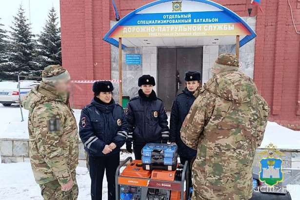 В Орловской области в канун Дня защитника Отечества полицейские отправили гуманитарную помощь на передовую военнослужащим спецоперации