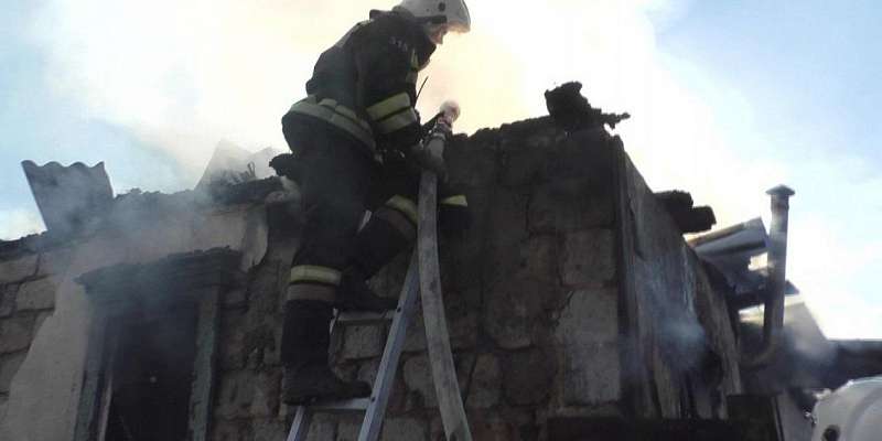 Фоторепортаж: под Орлом спасатели боролись с огнем, охватившим жилой дом