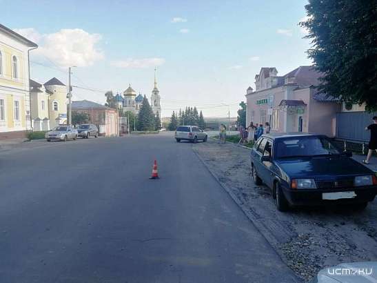 Во Мценске на перекрестке столкнулись две иномарки. Пострадала женщина