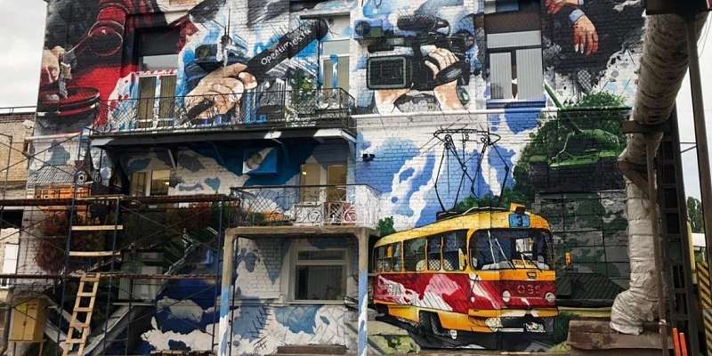 Граффити в массы! В Орле фасад здания превратили в произведение искусства