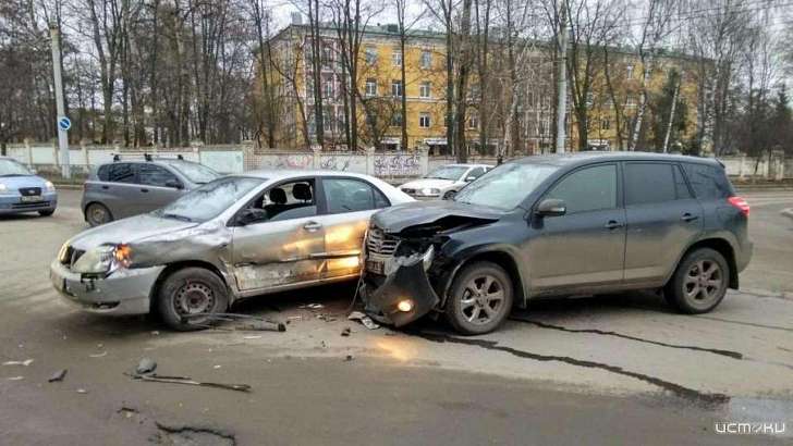 В Орле девушка-водитель попала в больницу, не уступив дорогу кроссоверу