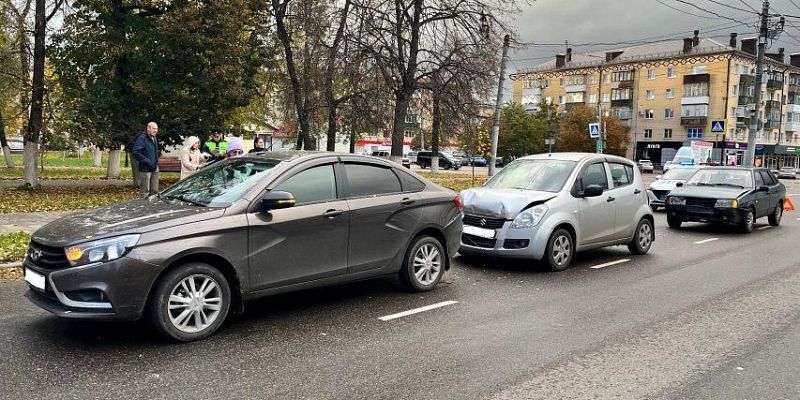 автомобильная авария Орловчанка получила травмы в двойном ДТП на Комсомольской