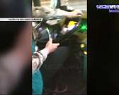 Водитель троллейбуса решила развлечь себя просмотром телевизионного ток-шоу прямо за рулем.