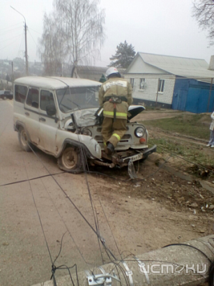 В Ливнах водитель УАЗа снес опору ЛЭП 