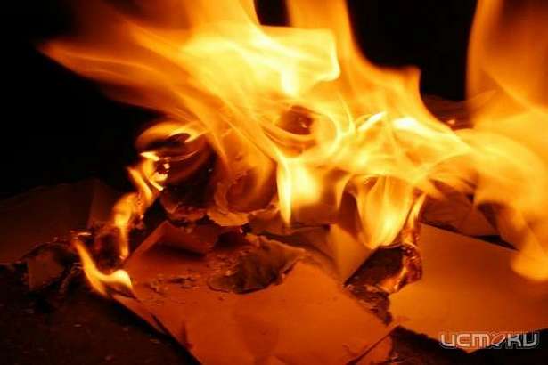 В Орле из-за полыхавшей бумаги едва не сгорел «Ситроен»