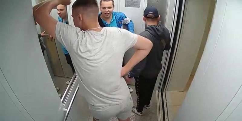 В Орле возбудили уголовные дела после кровавого побоища в подъезде многоэтажки